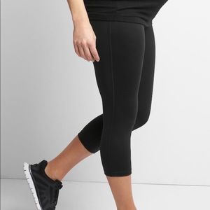 Maternity GapFit Blackout Full Panel Capris